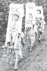 Indigeni maya tzotziles caricano sulle spalle una sedia adibita al trasporto umano. Foto: Juan Guzmán